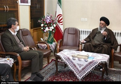 امام جمعه اصفهان: نباید در استفاده از خدمات بیمه فرقی میان شهروندان ساکن کشور قائل شد