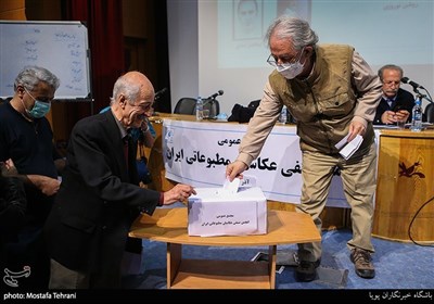 اسماعیل عباسی عکاس پیشکسوت در انتخابات انجمن صنفی عکاسان مطبوعاتی ایران