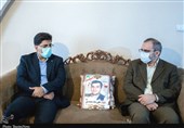 استاندار مرکزی از خانواده پرستار شهید مدافع سلامت تجلیل کرد