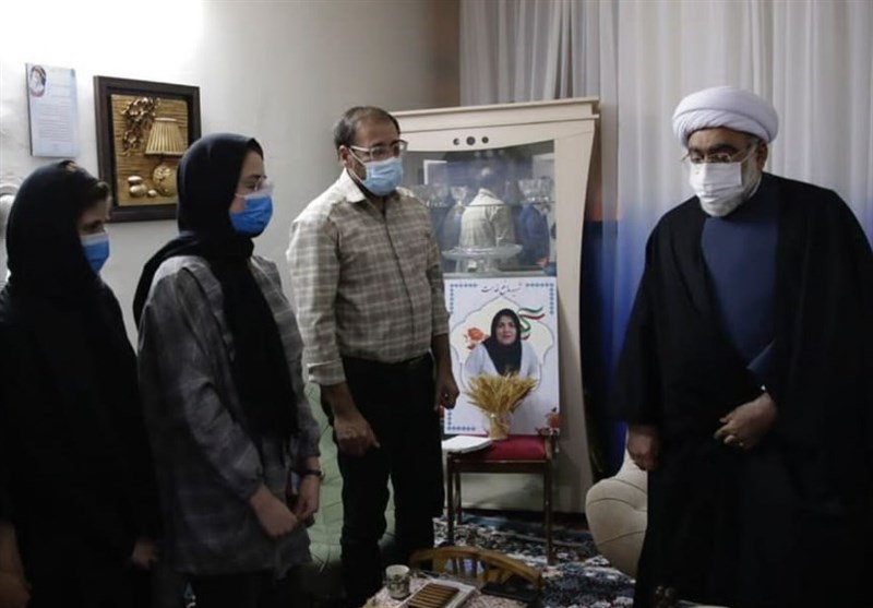 تولیت آستان قدس رضوی با خانواده دو شهید پرستار مدافع سلامت دیدار کرد+ تصویر