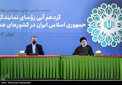 حجت الاسلام سید ابراهیم رئیسی رئیس جمهور و حسین امیرعبداللهیان در گردهمایی روسای نمایندگی های ایران در کشورهای همسایه