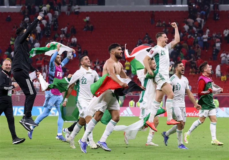 حمایت بازیکنان الجزایر از فلسطین پس از صعود به مرحله نیمه‌نهایی جام عرب + فیلم