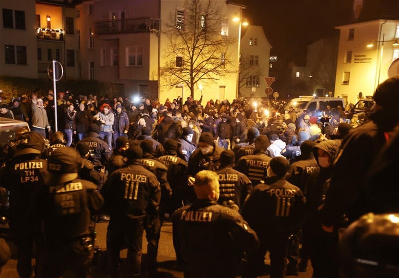 اعتراضات گسترده کرونایی در آلمان و لتونی به خشونت کشیده شد