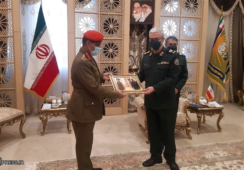 Iran, Oman Discuss Enhancement of Military Ties