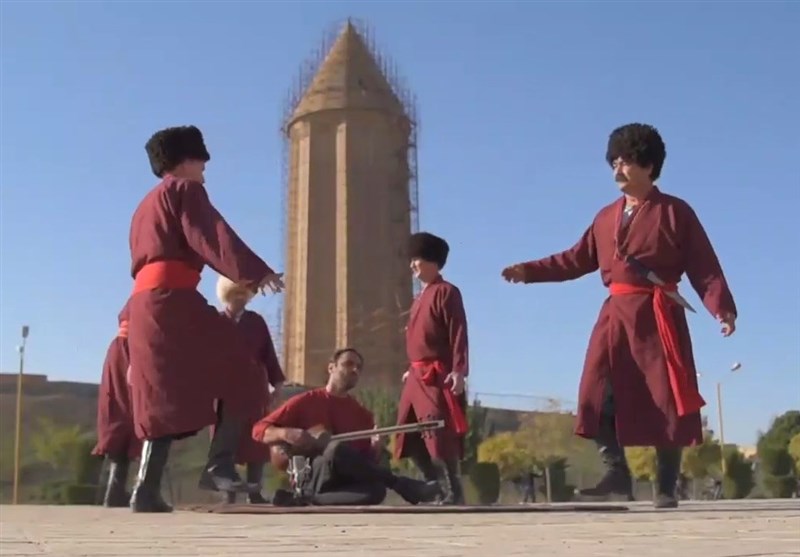 اجرای علی قمصری در گنبد / رقص خنجر برای نخستین بار با ساز همراه شد