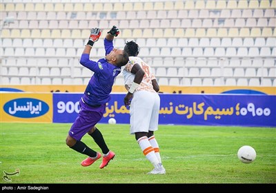 دیدار تیمهای فوتبال فجر سپاسی شیراز و مس رفسنجان