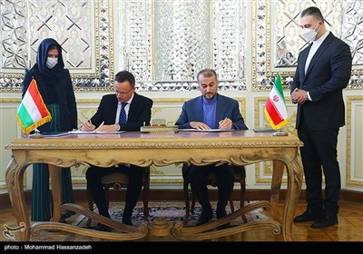 امضاء تفاهم نامه همکاری بین ایران و مجارستان توسط پیتر سیارتو با حسین امیرعبداللهیان وزرای امور خارجه ایران و مجارستان 
