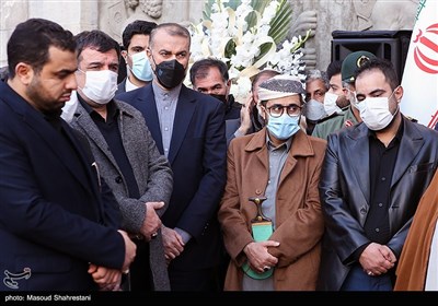 ابراهیم الدیلمی سفیر یمن در تهران و حسین امیرعبدالهیان وزیر امور خارجه در مراسم تشییع شهید حسن ایرلو سفیر ایران در یمن