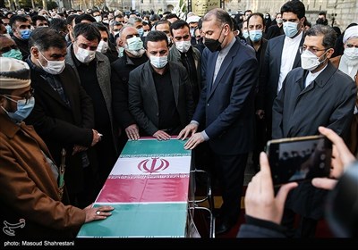 ادای احترام حسین امیرعبدالهیان وزیر امور خارجه به پیکر شهید «حسن ایرلو» سفیر ایران در یمن 