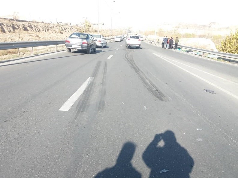 14001001094022812243275010 - لایی‌کشی مرگبار موتورسیکلت در بزرگراه امام علی(ع) + تصاویر