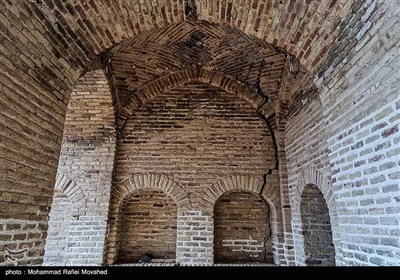 بنای کاروانسرا مربوط به دوره ساسانی است و آن را در دوران سلجوقیان، صفویان، و قاجاریان مرمت و بازسازی کرده‌اند. شکل کنونی آن متعلق به دوران صفویه است. این کاروانسرا در راه باستانی ری به اصفهان مشهور به «راهِ دیر» قرار دارد.