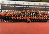 اهتزاز پرچم حضرت ابوالفضل (ع) روی سکوی مسابقات کاراته قهرمانی آسیا + عکس
