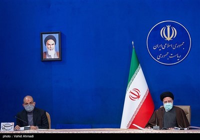  سید ابراهیم رئیسی، رئیس جمهور و احمد وحیدی، وزیر کشور در جلسه شورای عالی اشتغال