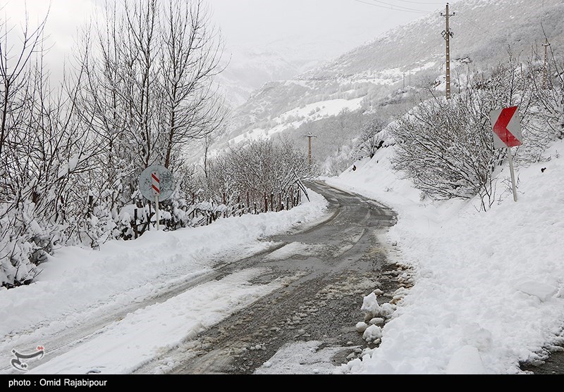 بارش یک متری برف در شهرستان بن/ &quot;آب، برق و تلفن&quot; 3 روستا ‌قطع شد‌