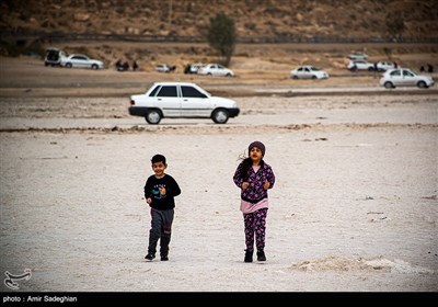 دریاچه مهارلو که آن را این روزها به دریاچه صورتی یا دریاچه نمک می شناسند در فاصله 20 کیلومتری جنوب شرق مرکز استان فارس میان شهرستان شیراز و سروستان واقع گردیده است و طول این دریاچه 28 کیلومتر و بیشترین عمق آن در زمان پرآبی به 15 متر می رسد.