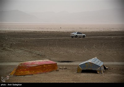 دریاچه مهارلو که آن را این روزها به دریاچه صورتی یا دریاچه نمک می شناسند در فاصله 20 کیلومتری جنوب شرق مرکز استان فارس میان شهرستان شیراز و سروستان واقع گردیده است و طول این دریاچه 28 کیلومتر و بیشترین عمق آن در زمان پرآبی به 15 متر می رسد.