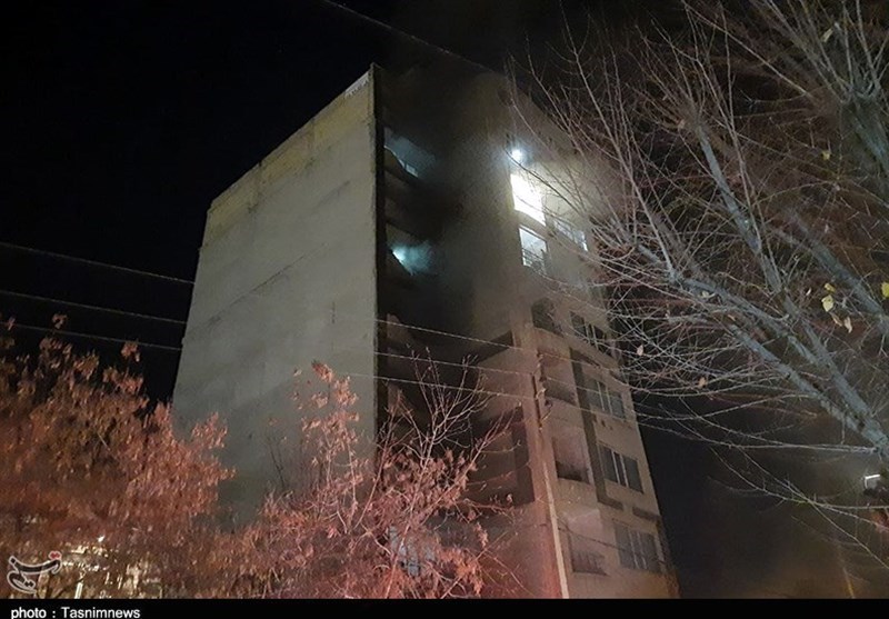 وقوع آتش سوزی در آپارتمان 9 طبقه در کرمانشاه / 12 نفر مصدوم و 2 فوتی + فیلم