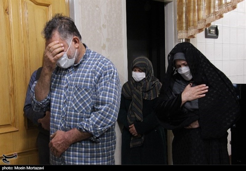 دیدار نمایندگان آستان قدس با خانواده‌های شهدای تازه تفحص شده در اصفهان + تصویر