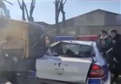 جزئیات برخورد شدید کامیون با خودروی پلیس پس از ورود به خط ویژه+ فیلم