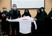 اهدای پیراهن یادگاری تیم ملی انسیه خزعلی، معاون امور زنان و خانواده ریاست جمهوری 