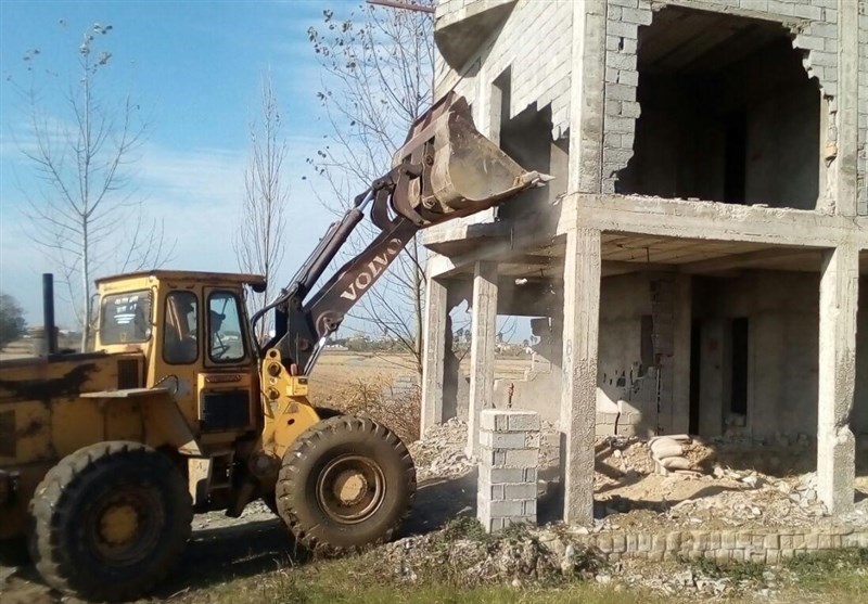 بناهای تغییر کاربری شده و دیوارکشی‌های غیرمجاز در شهریار تخریب شد