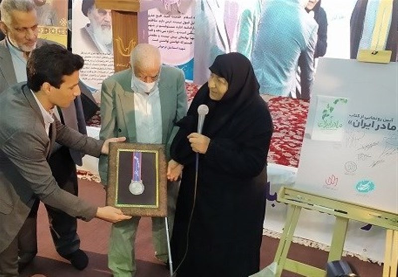 روایت ویدیویی تسنیم از آیین مردمی رونمایی از کتاب &quot;مادر ایران&quot; در اهواز
