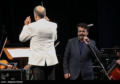 علیرضا افتخاری خواننده در اجرای سمفونی مقام حماسه