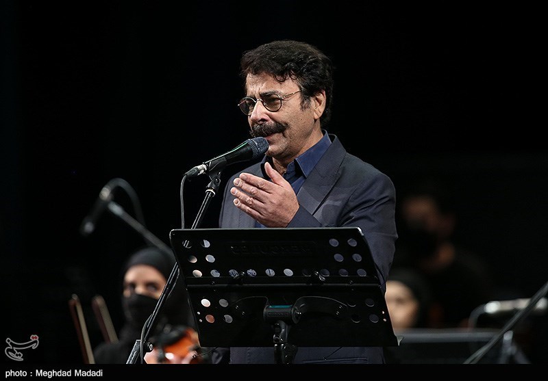 علیرضا افتخاری خواننده در اجرای سمفونی مقام حماسه