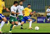 دیدار تیمهای فوتبال صنعت نفت آبادان  و آلومینیوم اراک 