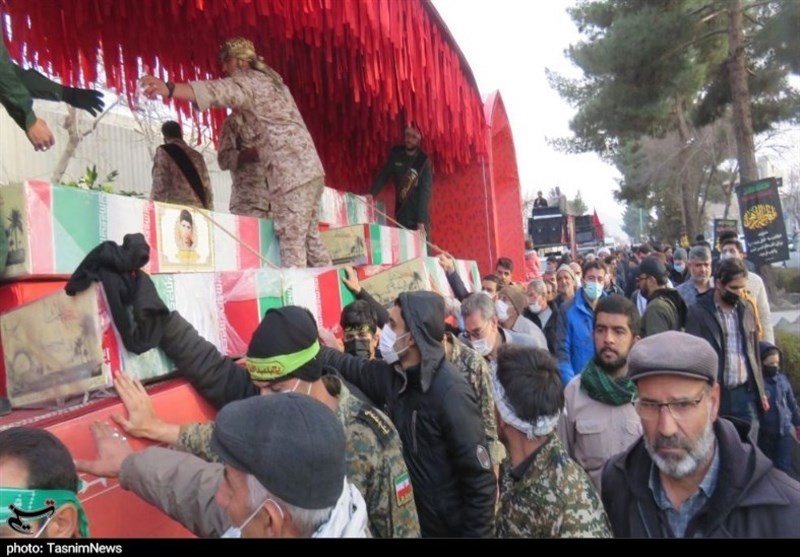 تشییع شهدای گمنام دفاع مقدس در شهرستان خمینی‌شهر به روایت تصویر