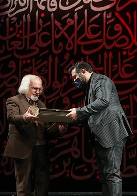 تقدیر از استاد محمدعلی مجاهدی در سوگواره شعر فاطمی،تالار وحدت تهران