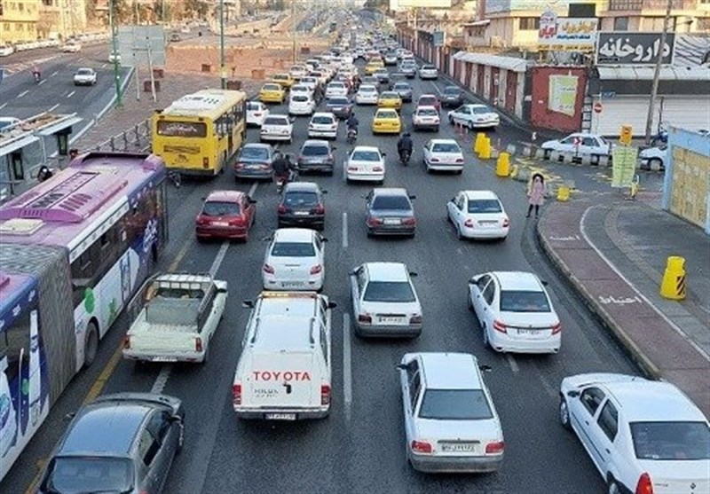 ترافیک سنگین در آزادراه تهران -کرج محدوده پل فردیس/ کرج - چالوس عادی و روان است