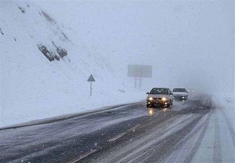 بارش برف در گردنه‌های برفگیر استان خراسان جنوبی/ بیش از 140 نیروی راهدار فعال هستند