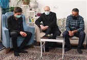حضور قالیباف در منزل شهدای حادثه مراسم تشییع شهید سلیمانی