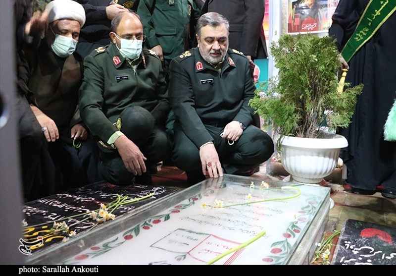 فرمانده کل انتظامی جمهوری اسلامی ایران به مقام شهید سلیمانی ادای احترام کرد + تصاویر