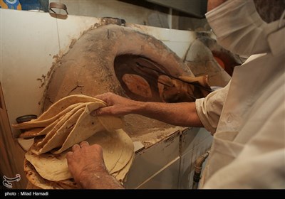 توزیع نان صلواتی در مناطق حاشیه نشین اهواز