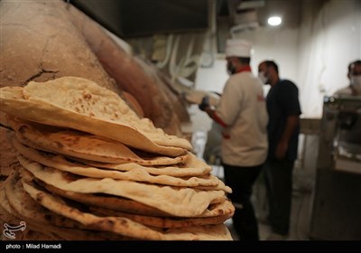 توزیع نان صلواتی در مناطق حاشیه نشین اهواز