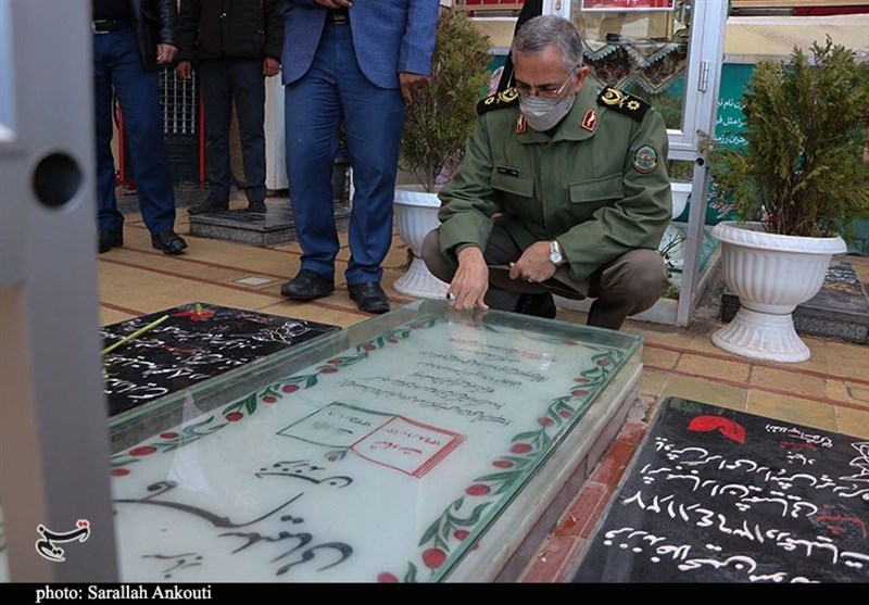 رئیس دفتر نظامی فرماندهی معظم کل قوا به مقام شامخ شهید سلیمانی ادای احترام کرد + تصاویر