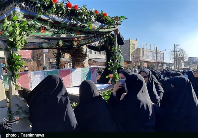 وداع مردم استان لرستان با لاله‌های گمنام؛ تشییع پیکر 3 شهید در استان + تصاویر