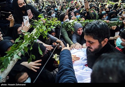 امیر عباسی در مراسم تشییع و تدفین 2 شهید گمنام در خیابان طیب
