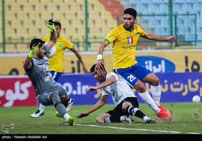 دیدار تیمهای فوتبال صنعت نفت آبادان و نفت مسجد سلیمان