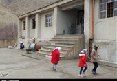 معلم خیّر با پاداش بازنشستگی برای دانش‌آموزان روستا مدرسه ساخت