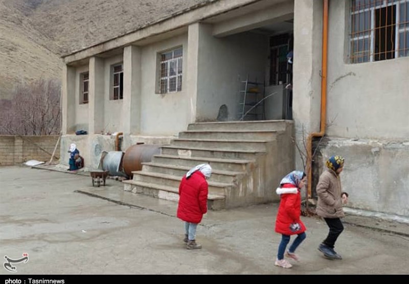 معلم خیّر با پاداش بازنشستگی برای دانش‌آموزان روستا مدرسه ساخت