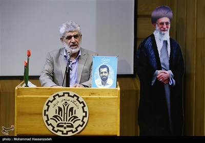 رحیم احمدی روشن پدر شهید در مراسم بزرگداشت شهید احمدی روشن