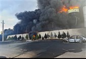 آتش‌سوزی گسترده در یک واحد صنعتی خارج از اشتهارد/ حریق در ‌شهرک صنعتی نیست/ اعزام خودروها آتش‌نشان به محل ‌+ فیلم
