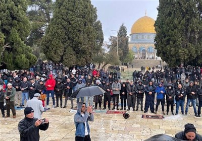  حضور ۳۰ هزار نمازگزار فلسطینی در مسجدالاقصی 