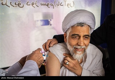 تزریق واکسن نورا در حاشیه نماز جمعه تهران توسط پرسنل بیمارستان بقیه الله(عج)