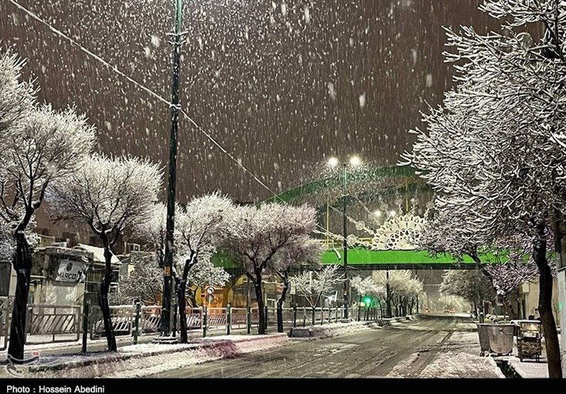 بارش نخستین برف زمستانی در کلانشهر اراک به روایت تصویر- اخبار مرکزی - اخبار  استانها تسنیم | Tasnim