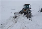 قطع راه ارتباطی 230 روستای الیگودرز بر اثر بارش برف؛ تلاش برای بازگشایی ادامه دارد