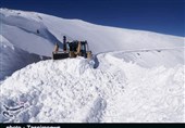 بارش سنگین برف در گردنه گاماسیاب؛ راه ارتباطی 100 روستای دلفان قطع شد